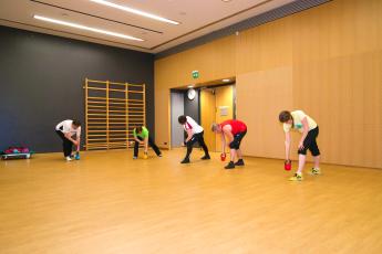 Ihmisiä kahvakuulajumpassa Iiriksen liikuntasalissa